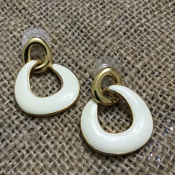Monet Jewelry - Vintage Monet gold dangling earrings